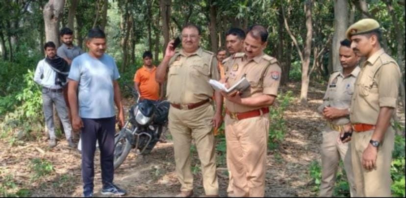 कौड़िया के रामापुर गांव में शव मिलने के बाद जांच करती पुलिस, करनैलगंज के कुम्हरगढ़ी में रोते-बि कौड़िया के रामापुर गांव में शव मिलने के बाद जांच करती पुलिस, करनैलगंज के कुम्हरगढ़ी में रोते-बि