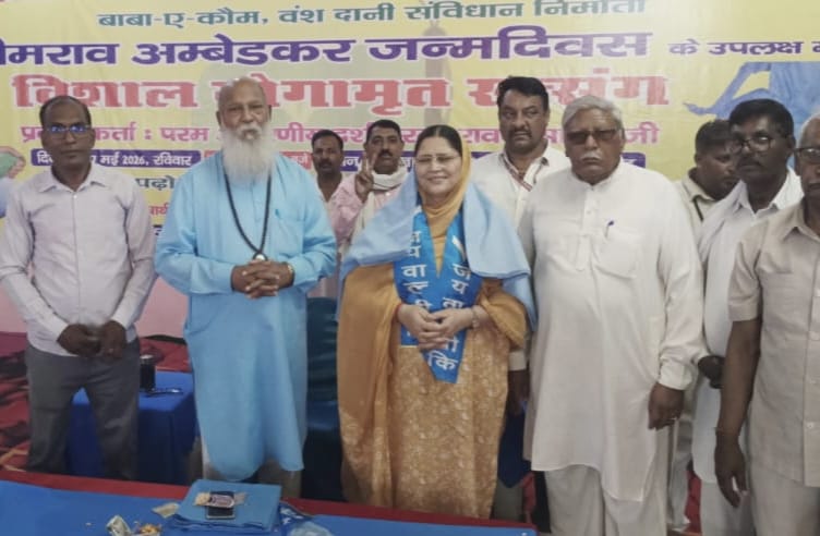 मंच पर मौजूद मुख्य अतिथि।