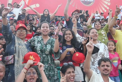 मैच देखने जाते आरसीबी की फैंस। अमर उजाला