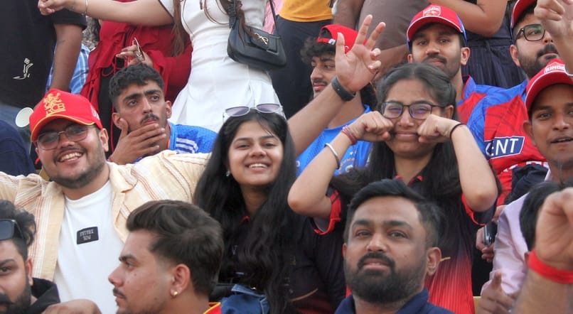 मैच देखने जाते आरसीबी की फैंस। अमर उजाला