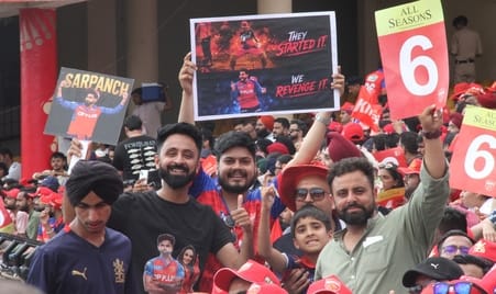 मैच देखने जाते आरसीबी की फैंस। अमर उजाला