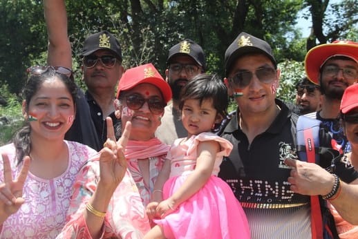 मैच देखने जाते आरसीबी की फैंस। अमर उजाला