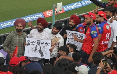 मैच देखने जाते आरसीबी की फैंस। अमर उजाला
