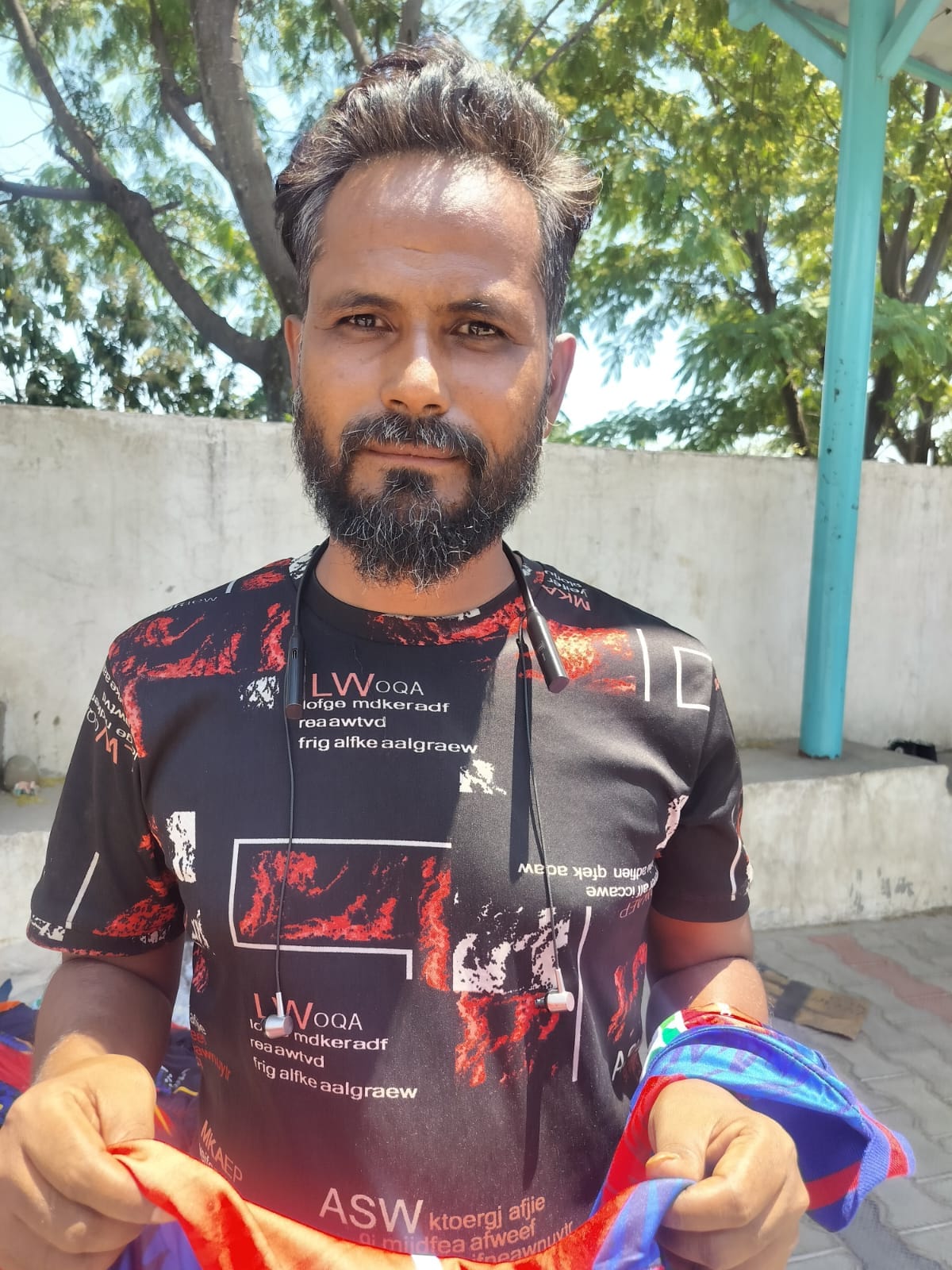 मैच देखने जाते दर्श धूप से बचने के लिए सिर को ढके हुए। अमर उजाला