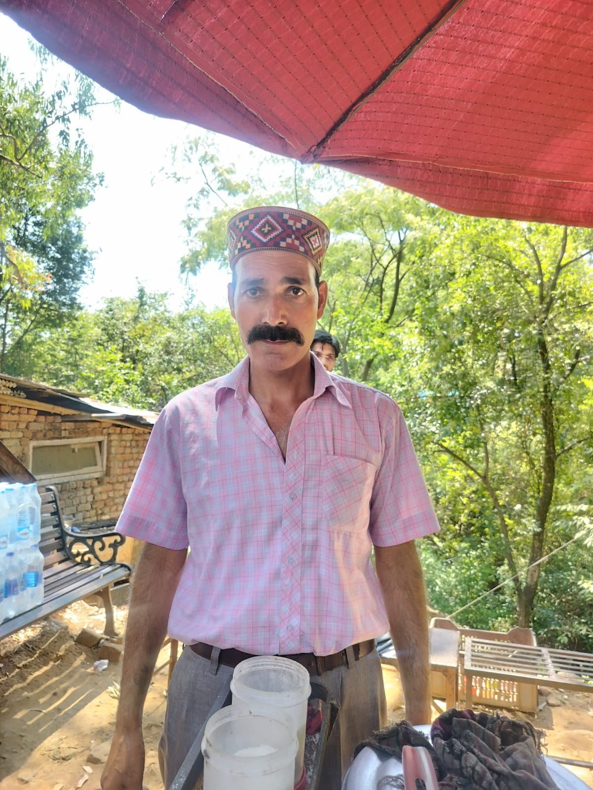 मैच देखने जाते दर्श धूप से बचने के लिए सिर को ढके हुए। अमर उजाला
