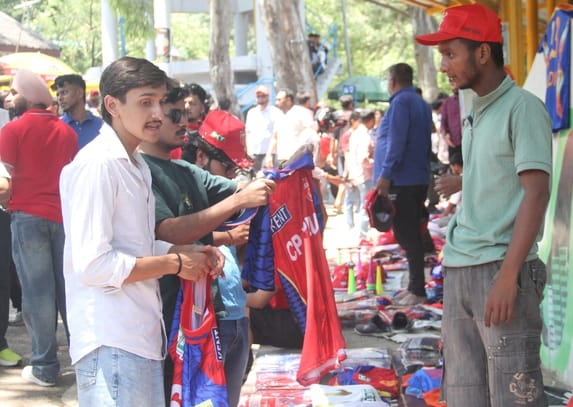 मैच देखने जाते दर्श धूप से बचने के लिए सिर को ढके हुए। अमर उजाला