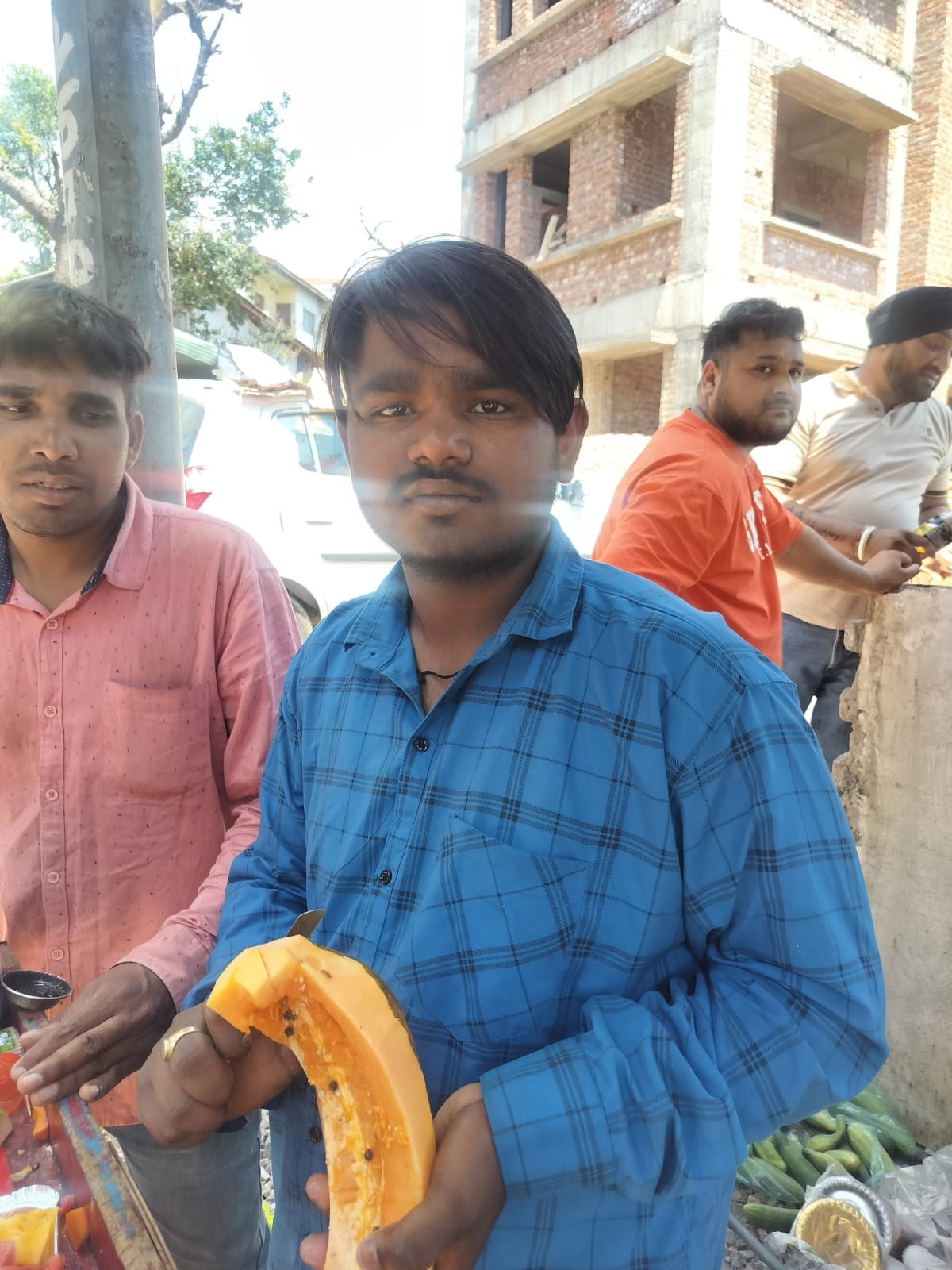 मैच देखने जाते दर्श धूप से बचने के लिए सिर को ढके हुए। अमर उजाला