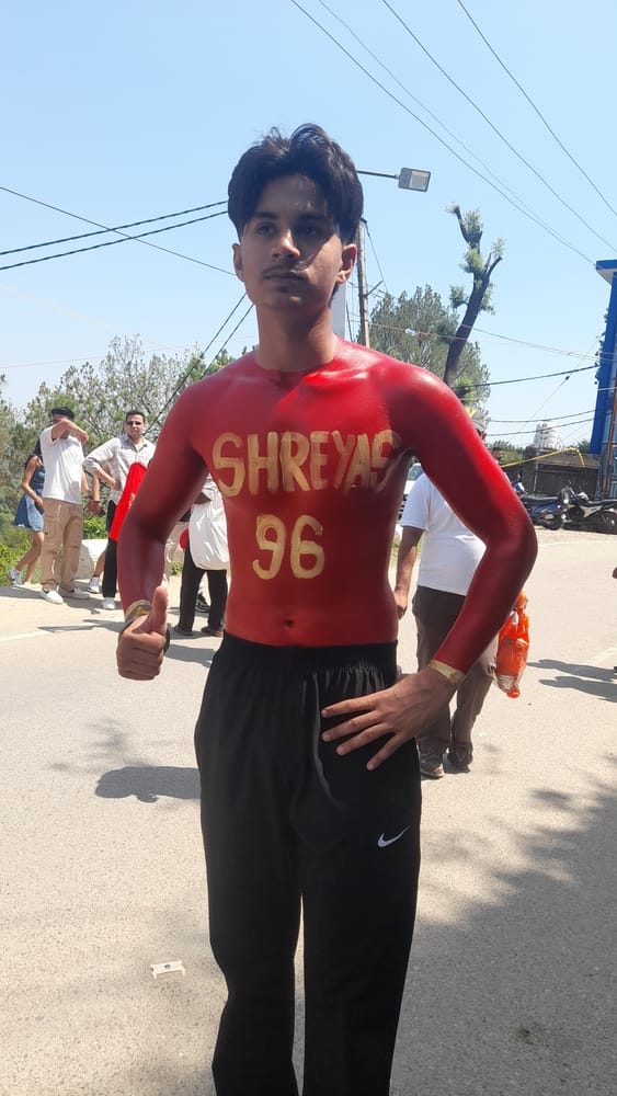 मैच देखने जाते दर्श धूप से बचने के लिए सिर को ढके हुए। अमर उजाला