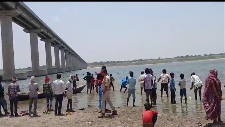 महिला घाट पर डूबे किशोर को ढूंढने पहुंची एसडीआरएफ की टीम व ग्रामीणों की लगी भीड़। संवाद