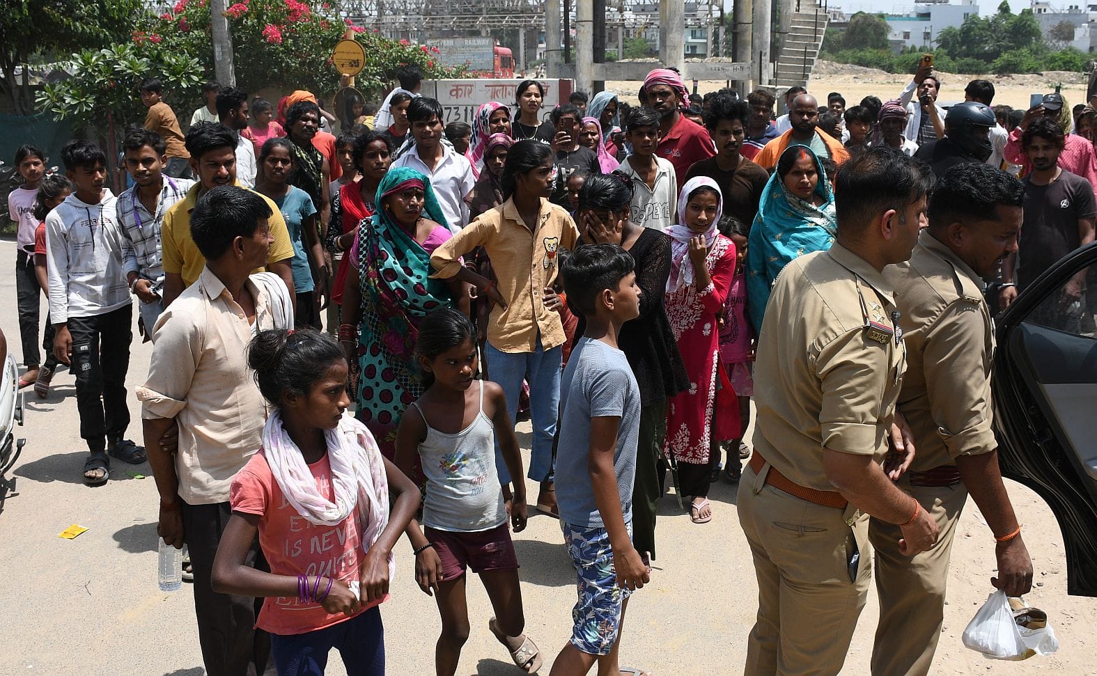 महिला को पानी की टंकी से उतारती पुलिस व मौजूद भीड़।