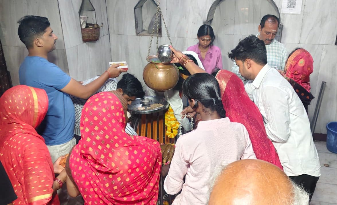 मलमास के पहले दिन बाबा घुइसरनाथ धाम में जलाभिषेक करते श्रद्धालु। संवाद