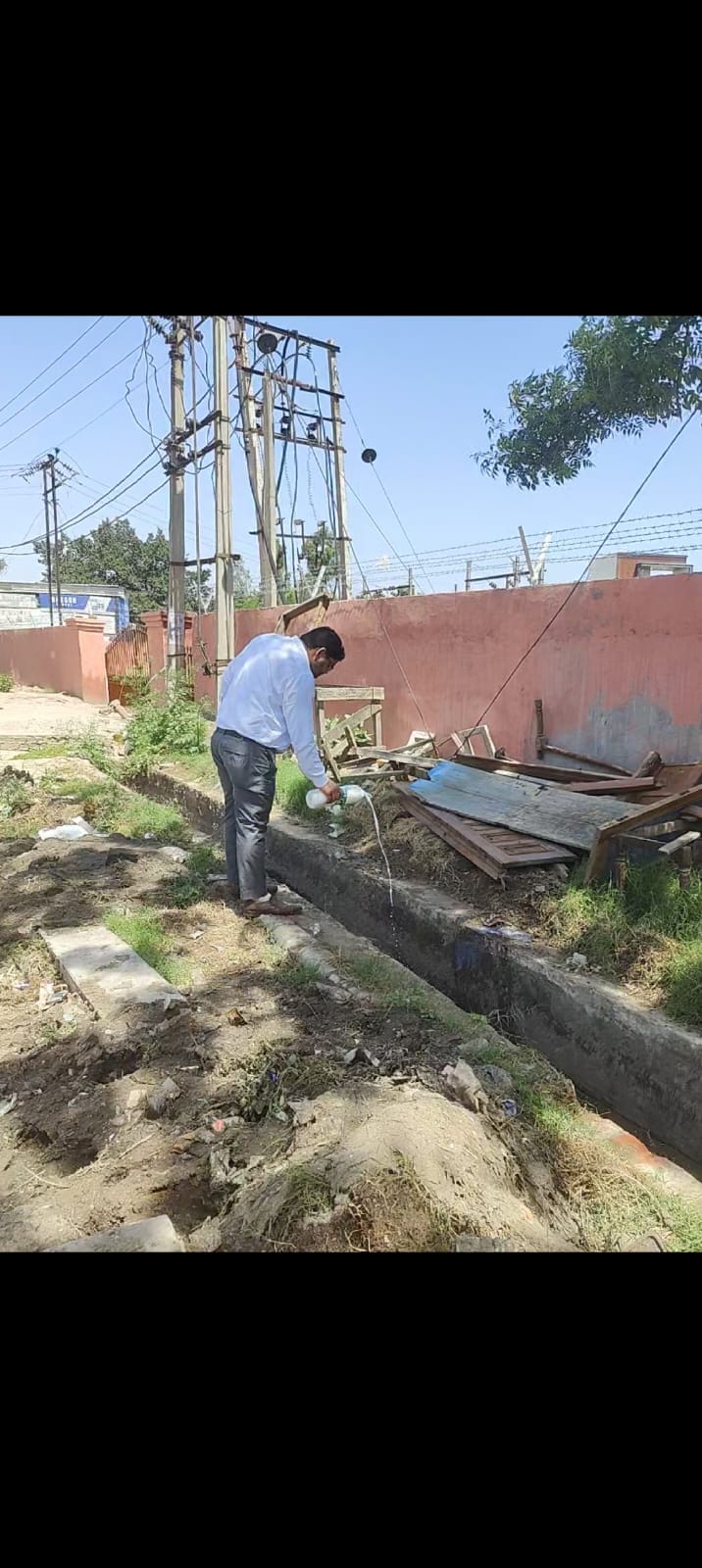 मलेरिया से बचाव के लिए तितरम मोड़ के तालाब में दवाई का छिड़काव करते स्वास्थ्य विभाग के कर्मचारी मलेरिया से बचाव के लिए तितरम मोड़ के तालाब में दवाई का छिड़काव करते स्वास्थ्य विभाग के कर्मचारी
