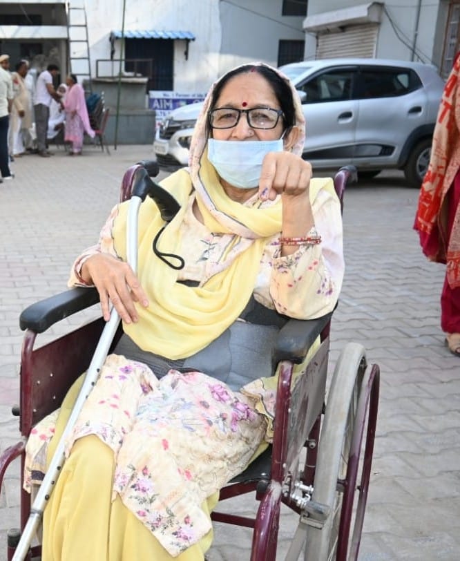 नगर निगम चुनाव में वोट डालने पहुंचे चार बुजुर्ग दोस्त। संवाद नगर निगम चुनाव में वोट डालने पहुंचे चार बुजुर्ग दोस्त। संवाद