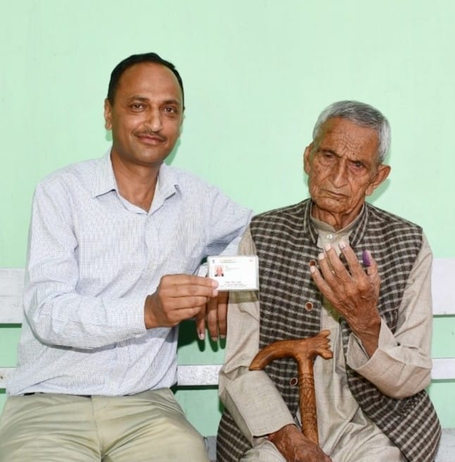 नगर निगम चुनाव में वोट डालने पहुंचे चार बुजुर्ग दोस्त। संवाद नगर निगम चुनाव में वोट डालने पहुंचे चार बुजुर्ग दोस्त। संवाद