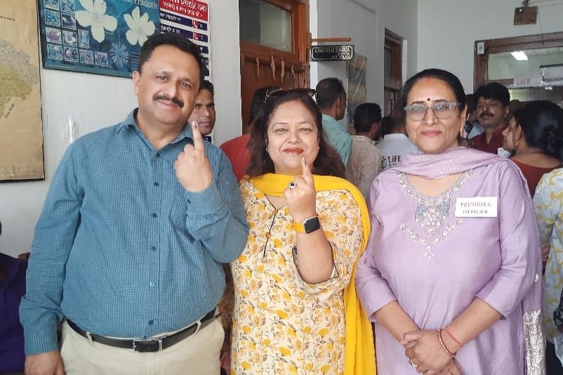 नगर निगम चुनाव में वोट डालने पहुंचे चार बुजुर्ग दोस्त। संवाद नगर निगम चुनाव में वोट डालने पहुंचे चार बुजुर्ग दोस्त। संवाद
