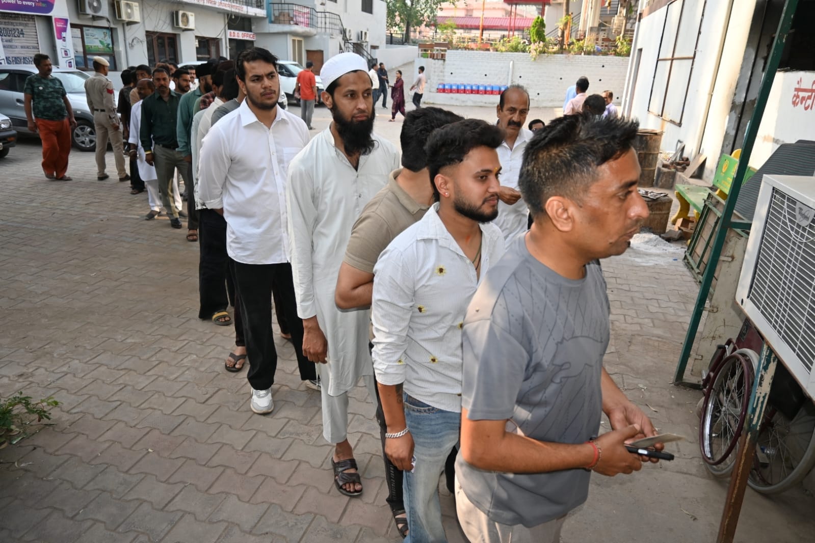 नगर निगम चुनाव में वोट डालने पहुंचे चार बुजुर्ग दोस्त। संवाद नगर निगम चुनाव में वोट डालने पहुंचे चार बुजुर्ग दोस्त। संवाद