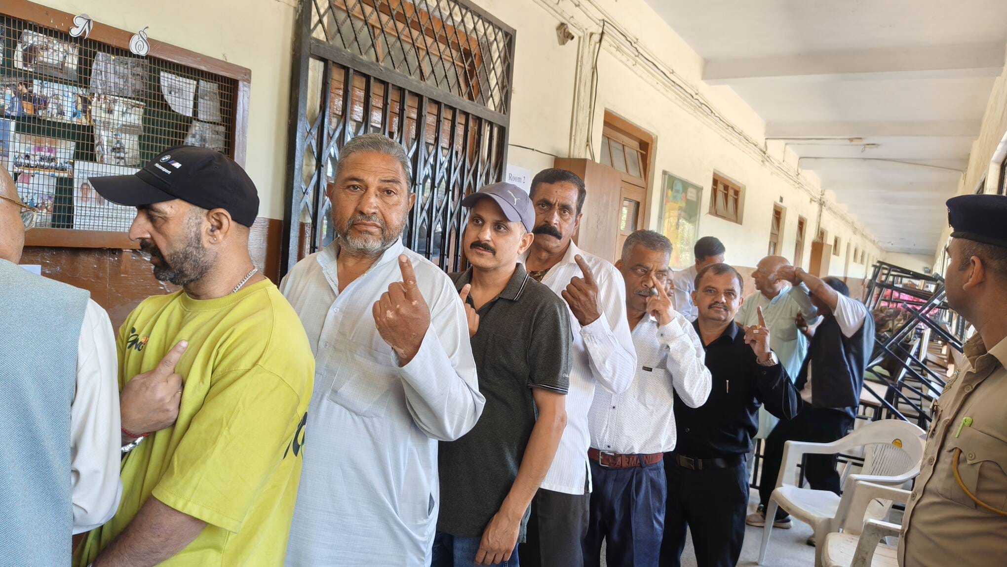 नगर निगम चुनाव में वोट डालने पहुंचे चार बुजुर्ग दोस्त। संवाद नगर निगम चुनाव में वोट डालने पहुंचे चार बुजुर्ग दोस्त। संवाद