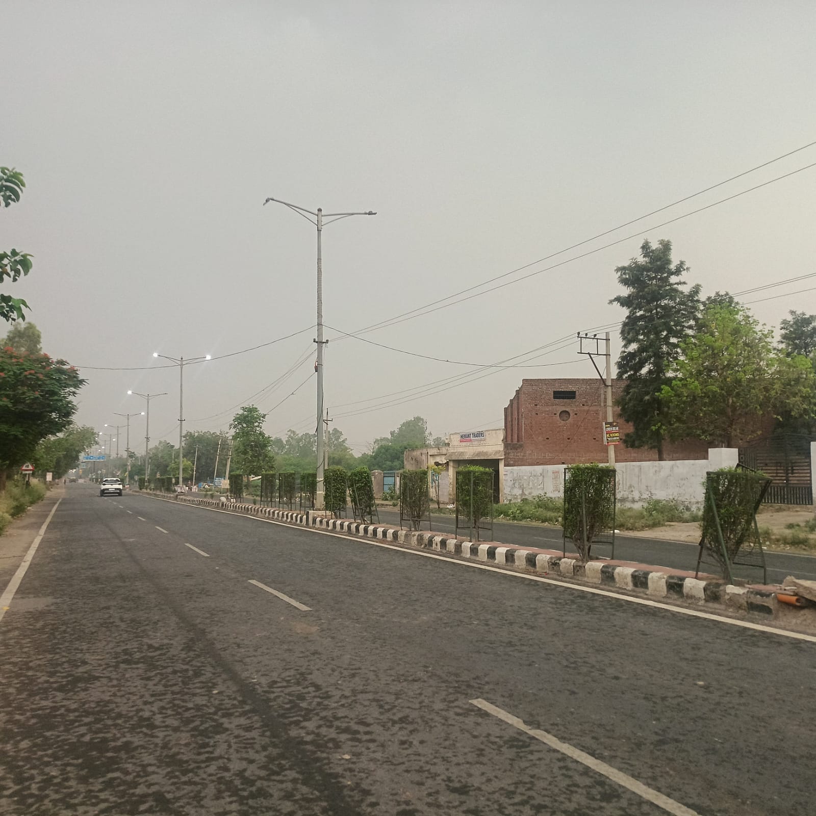 न्यू करनाल रोड पर स्ट्रीट लाइट रिपेयर करता कर्मचारी। संवाद
