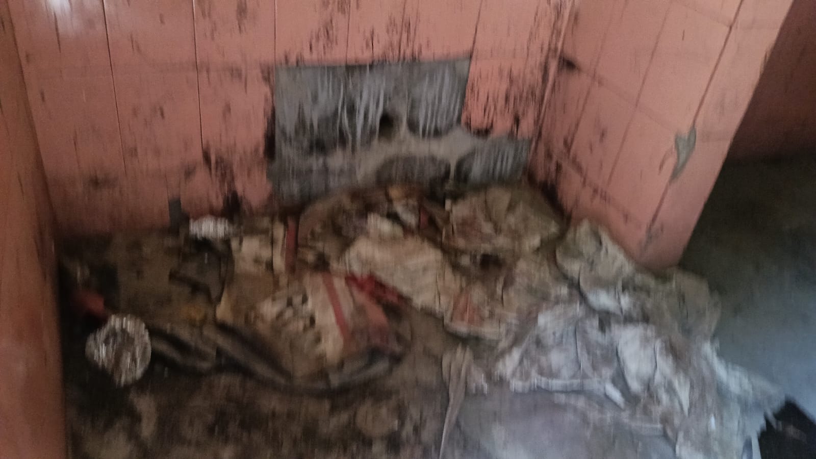 न्यू करनाल रोड पर टूटे पड़े फेबरिकेटेड शौचालय। संवाद
