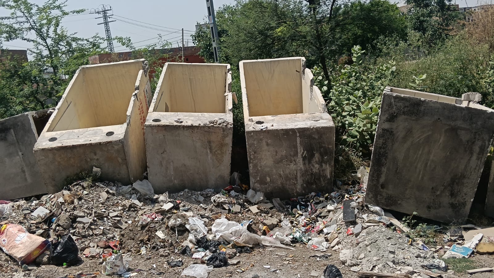 न्यू करनाल रोड पर टूटे पड़े फेबरिकेटेड शौचालय। संवाद