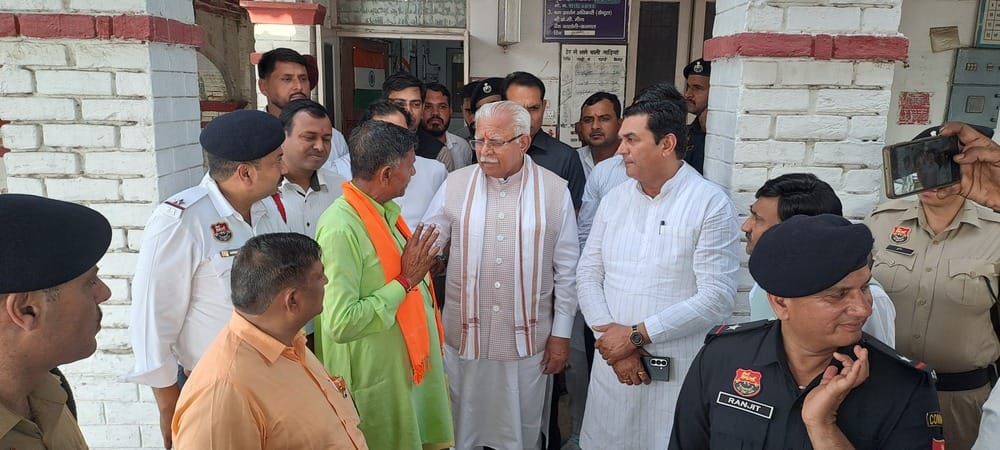 समालखा पहुंचने पर केंद्रीय मंत्री मनोहर लाल का स्वागत करते भाजपा कार्यकर्ता व अन्य। संवाद समालखा पहुंचने पर केंद्रीय मंत्री मनोहर लाल का स्वागत करते भाजपा कार्यकर्ता व अन्य। संवाद