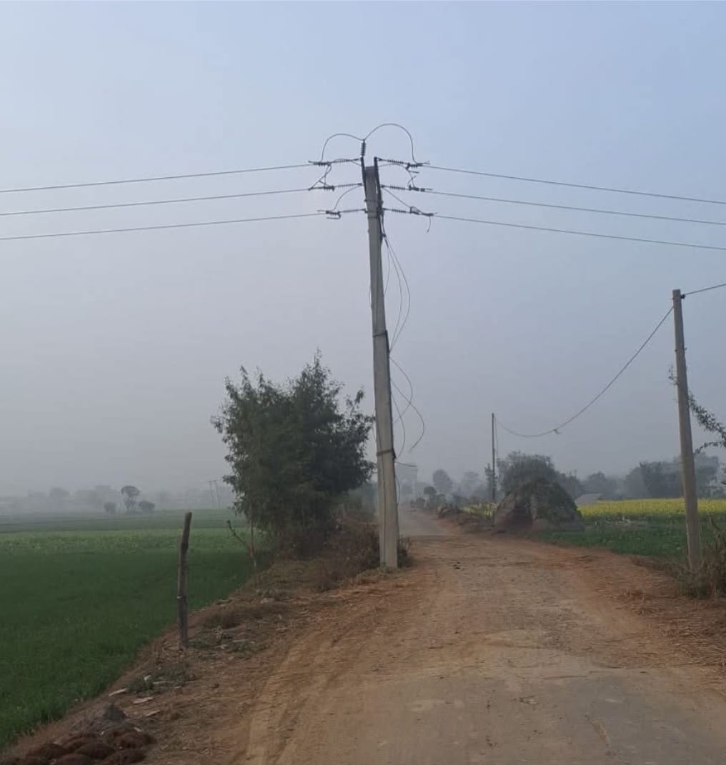 सड़क के बीचोंबीच खड़ा बिजली का पोल और अधूरी पड़ी सड़क का हिस्सा सड़क के बीचोंबीच खड़ा बिजली का पोल और अधूरी पड़ी सड़क का हिस्सा