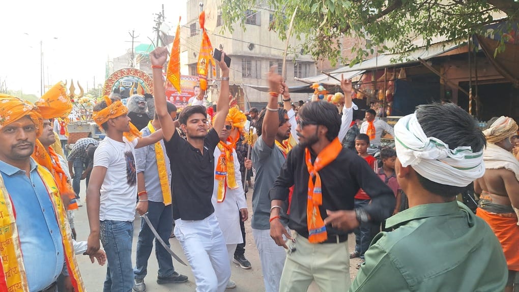 शोभायात्रा का शुभारंभ करतीं सीमा उपाध्याय। संवाद