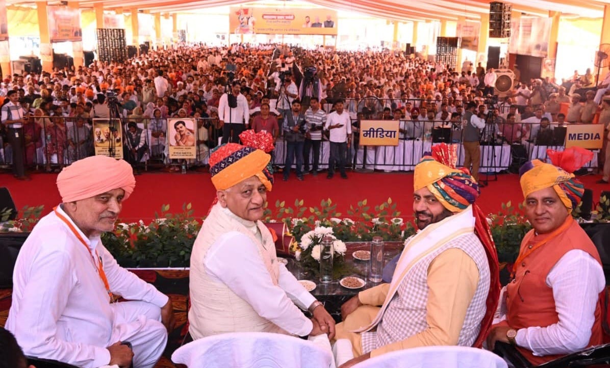 शहजादपुर में महाराणा प्रताप जयंती पर आयोजित राज्य स्तरीय कार्यक्रम में महाराणा प्रताप के चित्र 