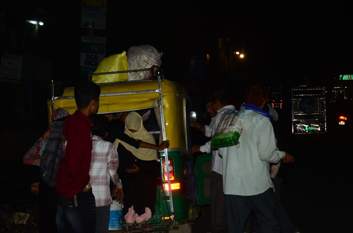 शामली में कैराना बस अड्डे पर धरना प्रदर्शन कर रहे प्राइवेट बस चालक -परिचालकों से वार्ता करते शामली में कैराना बस अड्डे पर धरना प्रदर्शन कर रहे प्राइवेट बस चालक -परिचालकों से वार्ता करते