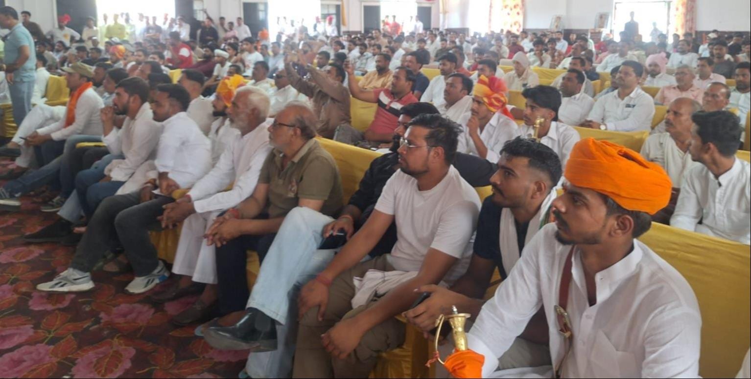 थानाभवन में महाराणा प्रताप जयंती पर आयोजित कार्यक्रम में मंचासीन पूर्व मंंत्री सुरेश राणा व अन् थानाभवन में महाराणा प्रताप जयंती पर आयोजित कार्यक्रम में मंचासीन पूर्व मंंत्री सुरेश राणा व अन्