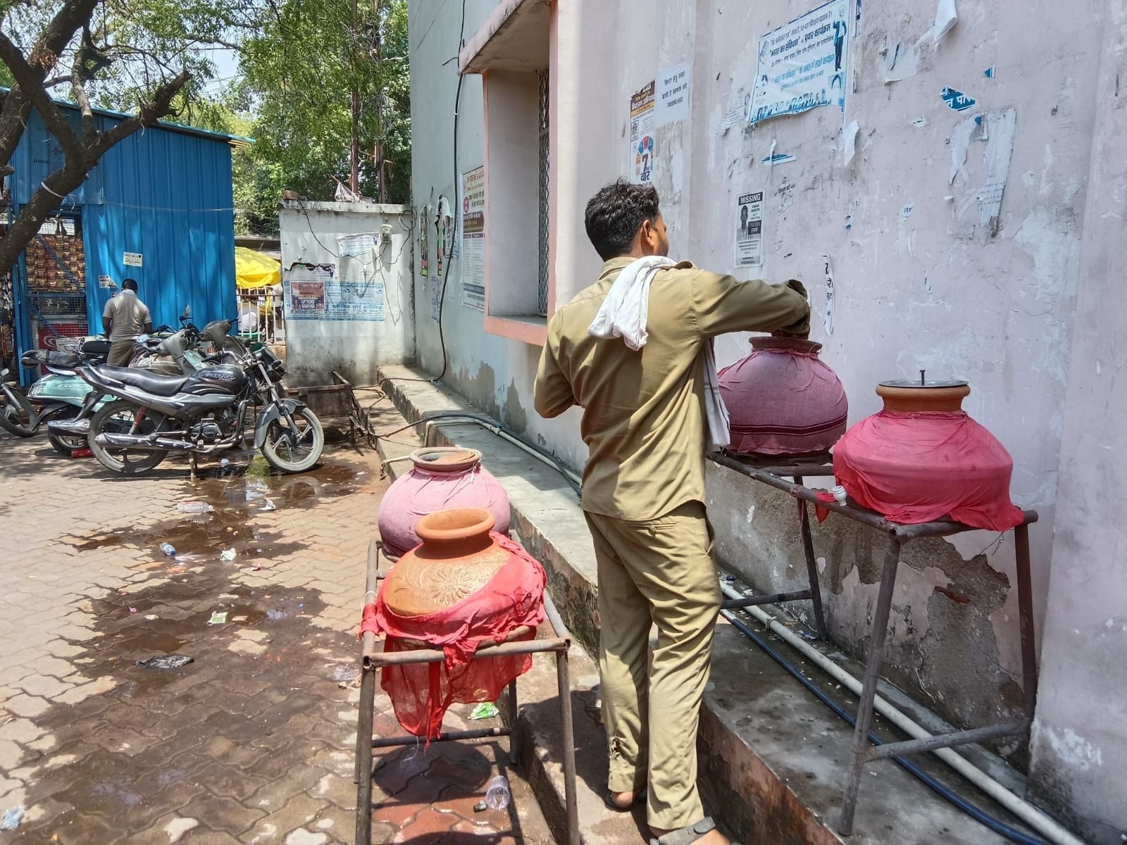दोपहर के समय झांसी-मिर्जापुर नेशनल हाईवे पर पसरा सन्नाटा। संवाद दोपहर के समय झांसी-मिर्जापुर नेशनल हाईवे पर पसरा सन्नाटा। संवाद
