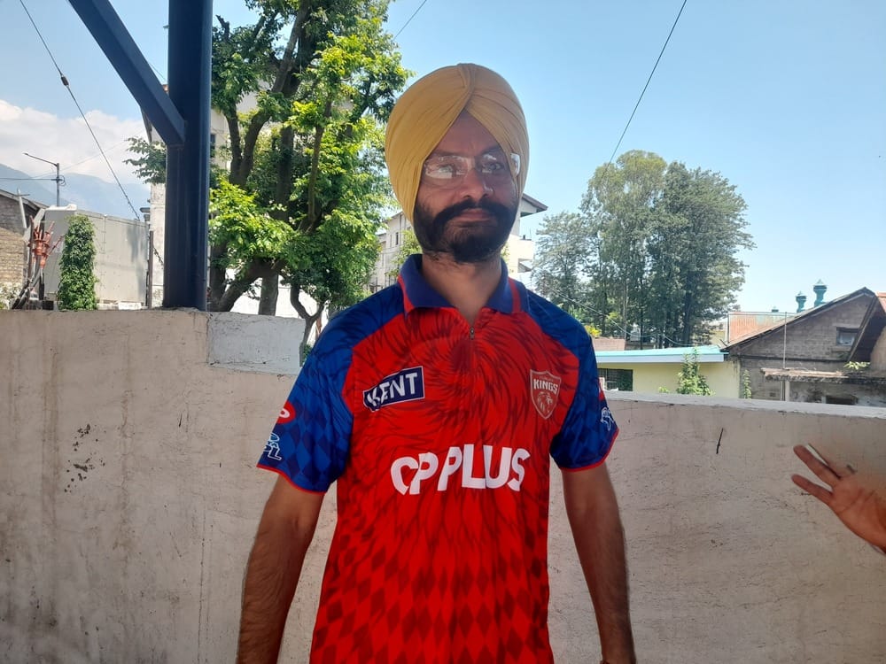 धर्मशाला क्रिकेट स्टेडियम में मैच में चौक छक्कों पर झूमते हुए भीड। अमर उजाला