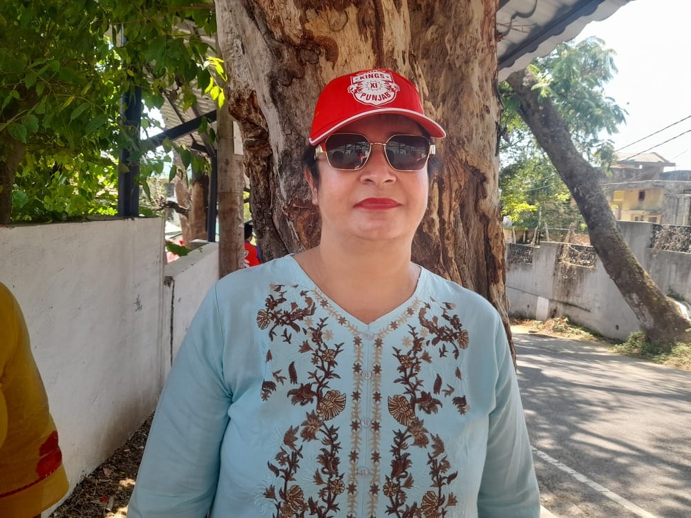 धर्मशाला क्रिकेट स्टेडियम में मैच में चौक छक्कों पर झूमते हुए भीड। अमर उजाला