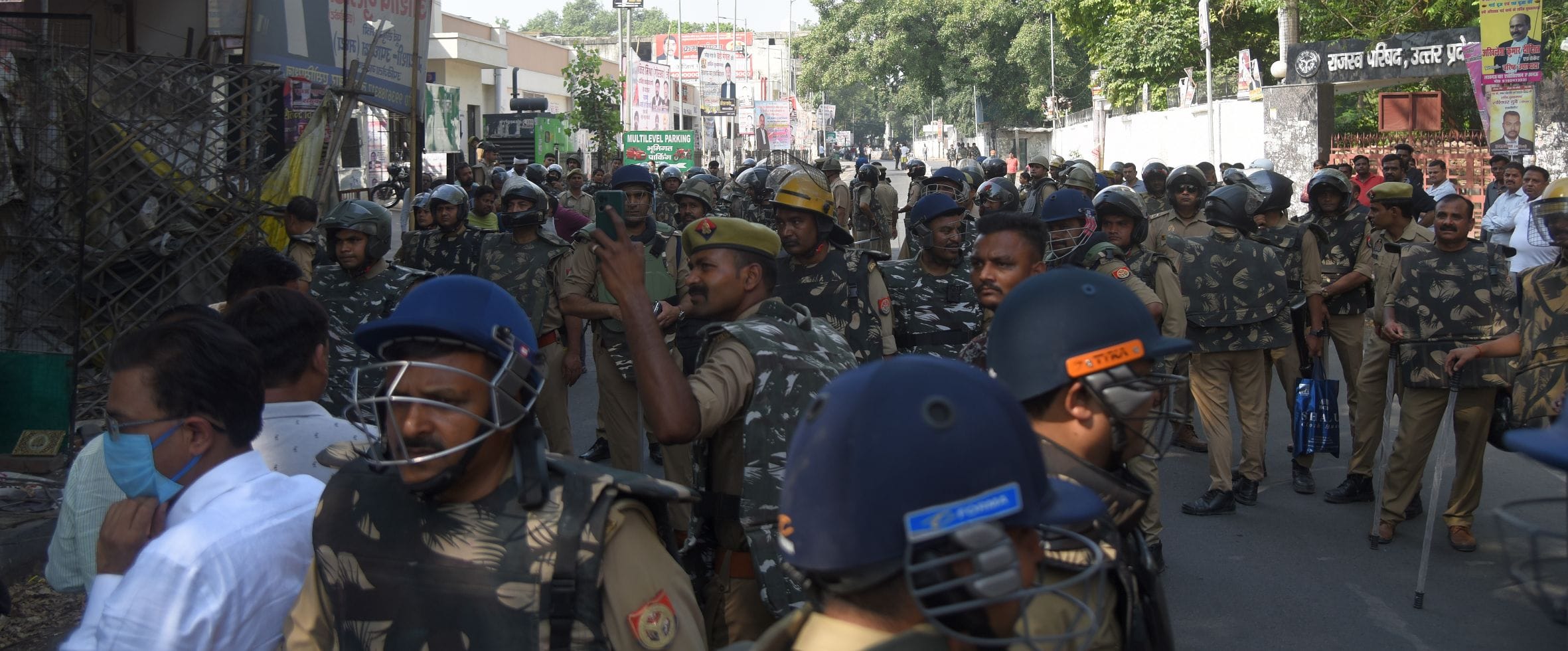 वकीलों के अवैध चैंबर तोड़े गए। वकीलों ने कार्रवाई का विरोध किया। वकीलों के अवैध चैंबर तोड़े गए। वकीलों ने कार्रवाई का विरोध किया।