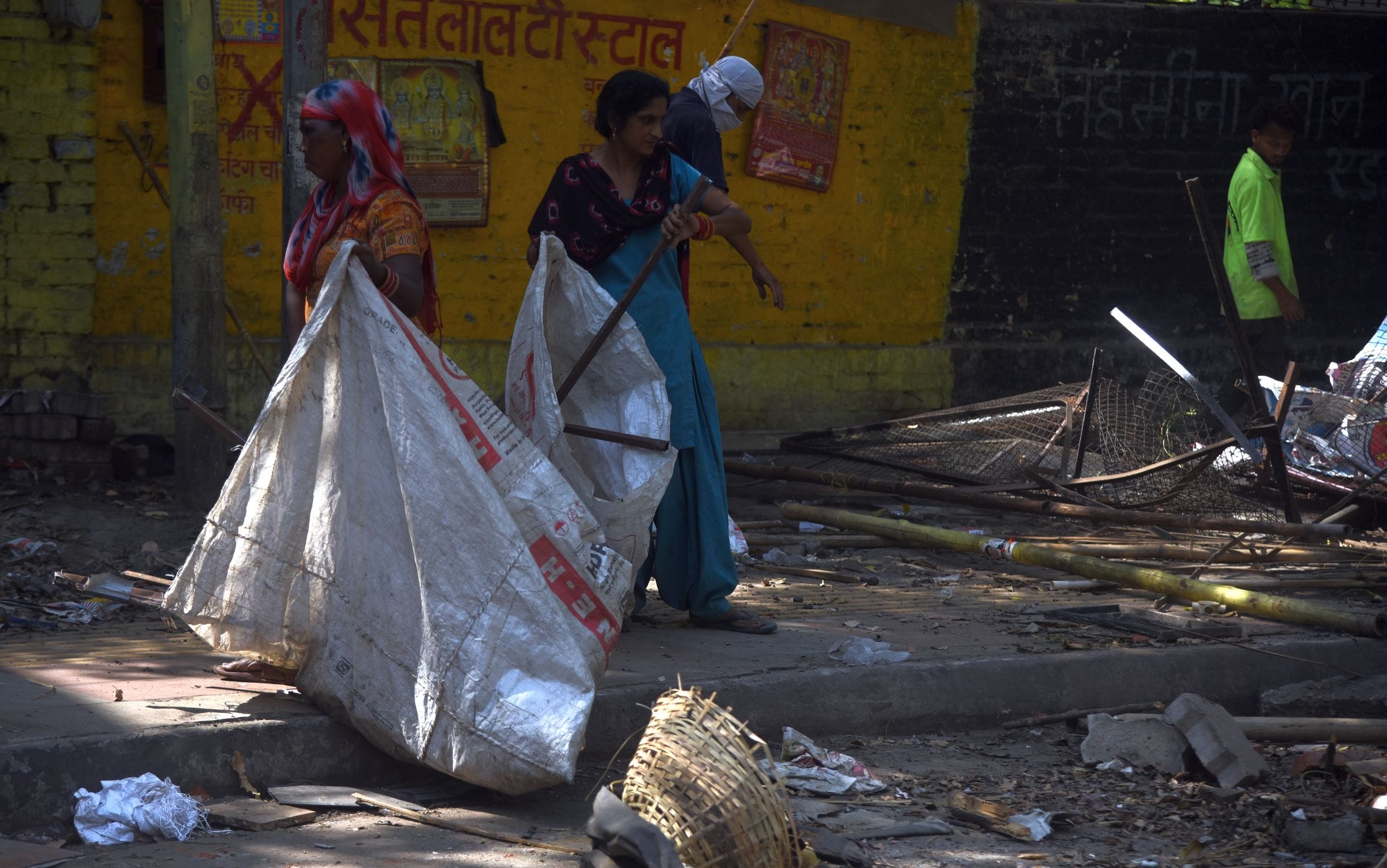 वकीलों के अवैध चैंबर तोड़े गए। वकीलों ने कार्रवाई का विरोध किया। वकीलों के अवैध चैंबर तोड़े गए। वकीलों ने कार्रवाई का विरोध किया।