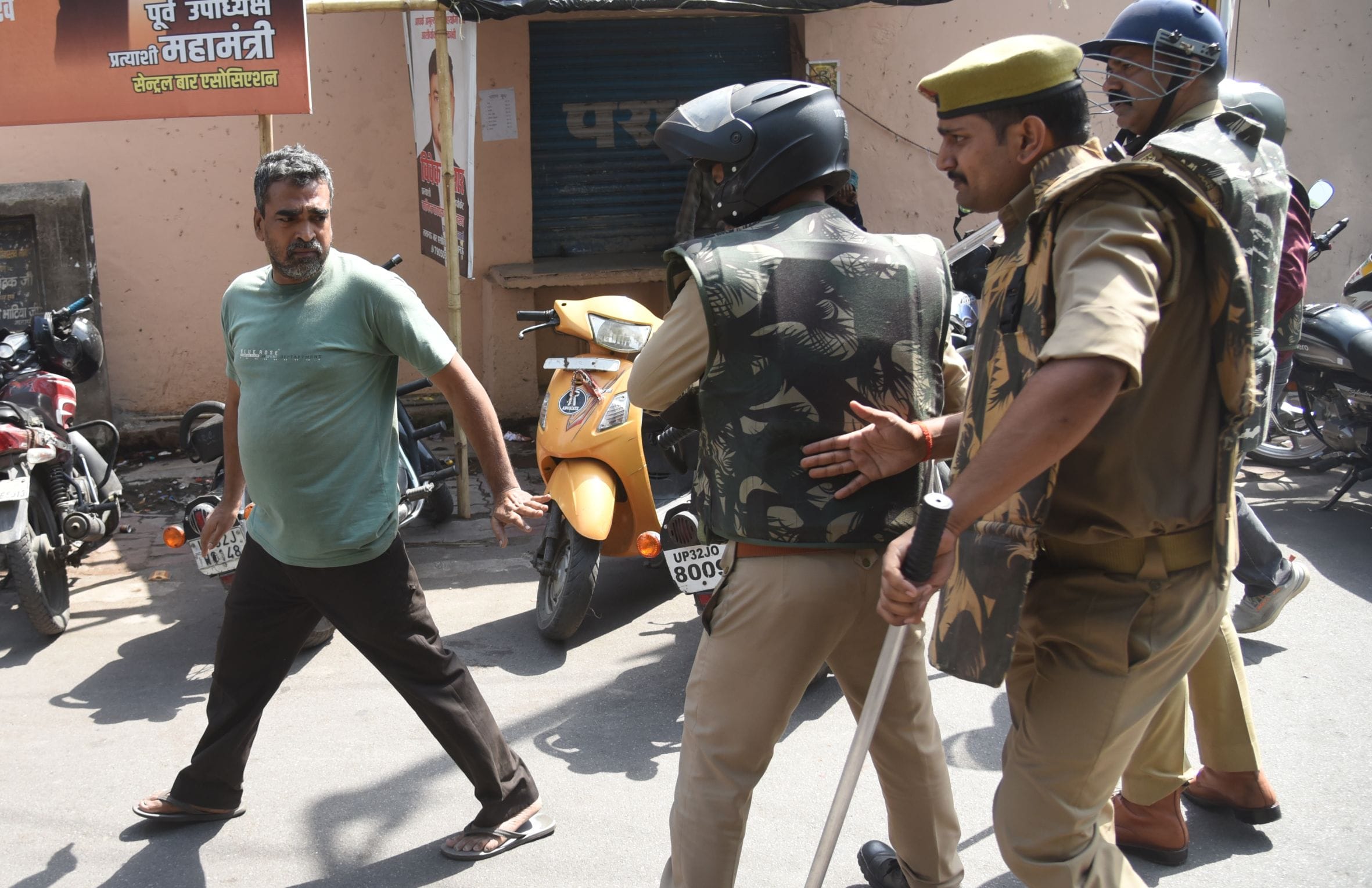 वकीलों के अवैध चैंबर तोड़े गए। वकीलों ने कार्रवाई का विरोध किया। वकीलों के अवैध चैंबर तोड़े गए। वकीलों ने कार्रवाई का विरोध किया।