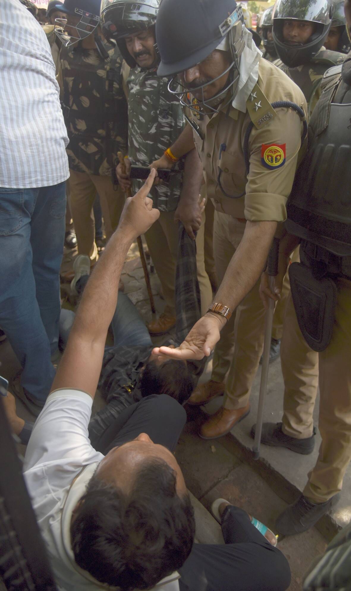 वकीलों के अवैध चैंबर तोड़े गए। वकीलों ने कार्रवाई का विरोध किया। वकीलों के अवैध चैंबर तोड़े गए। वकीलों ने कार्रवाई का विरोध किया।