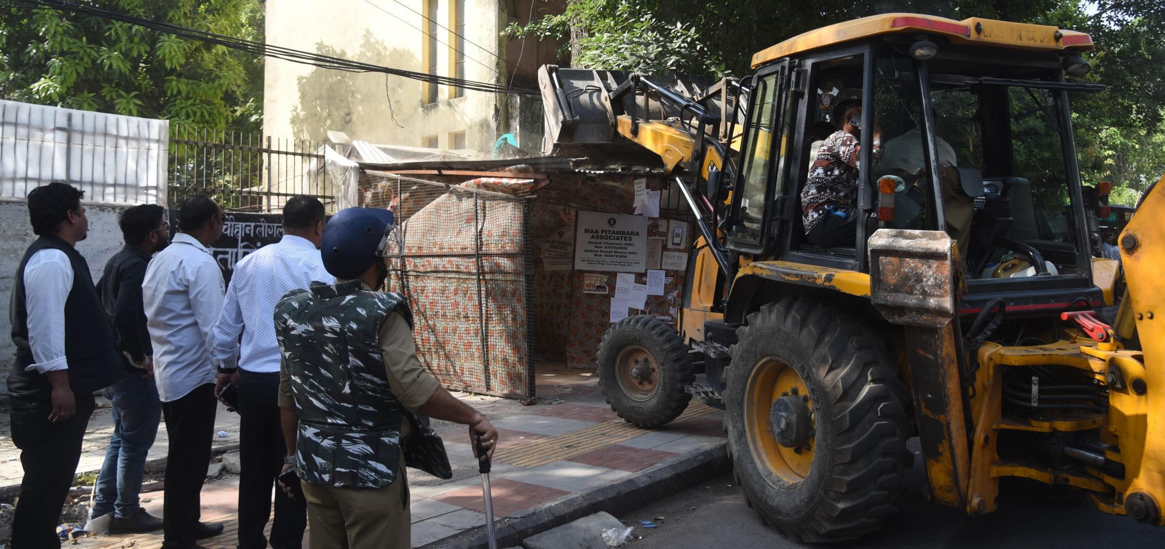 वकीलों के अवैध चैंबर तोड़े गए। वकीलों ने कार्रवाई का विरोध किया। वकीलों के अवैध चैंबर तोड़े गए। वकीलों ने कार्रवाई का विरोध किया।