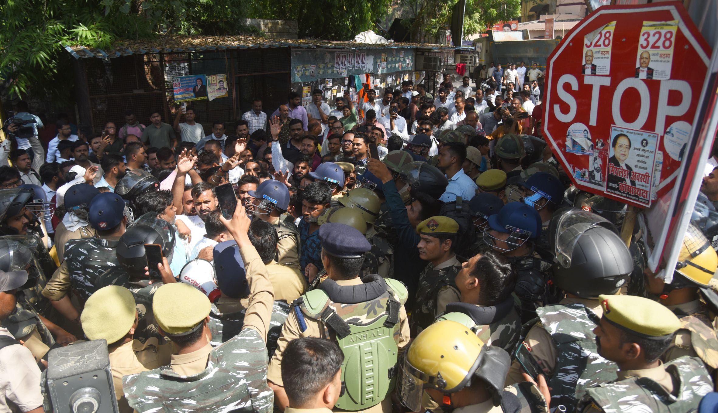 वकीलों के अवैध चैंबर तोड़े गए। वकीलों ने कार्रवाई का विरोध किया। वकीलों के अवैध चैंबर तोड़े गए। वकीलों ने कार्रवाई का विरोध किया।