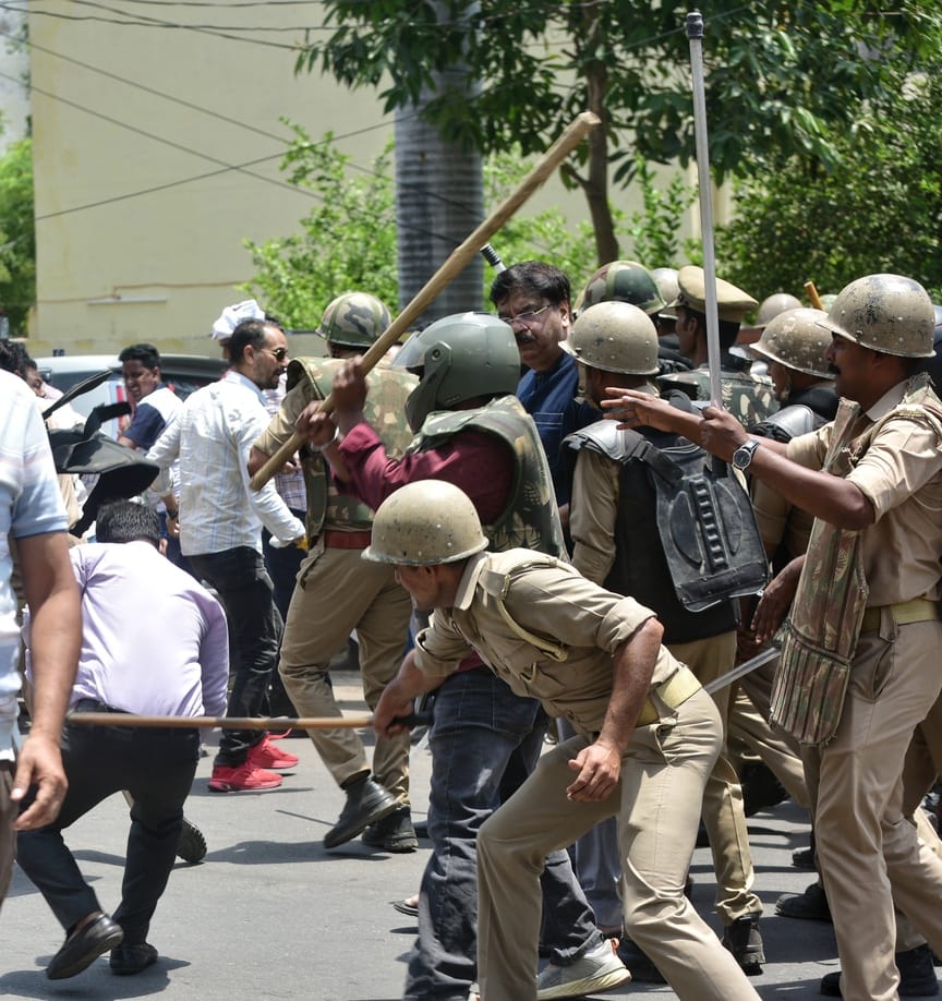 वकीलों के अवैध चैंबर तोड़े गए। वकीलों ने कार्रवाई का विरोध किया। वकीलों के अवैध चैंबर तोड़े गए। वकीलों ने कार्रवाई का विरोध किया।