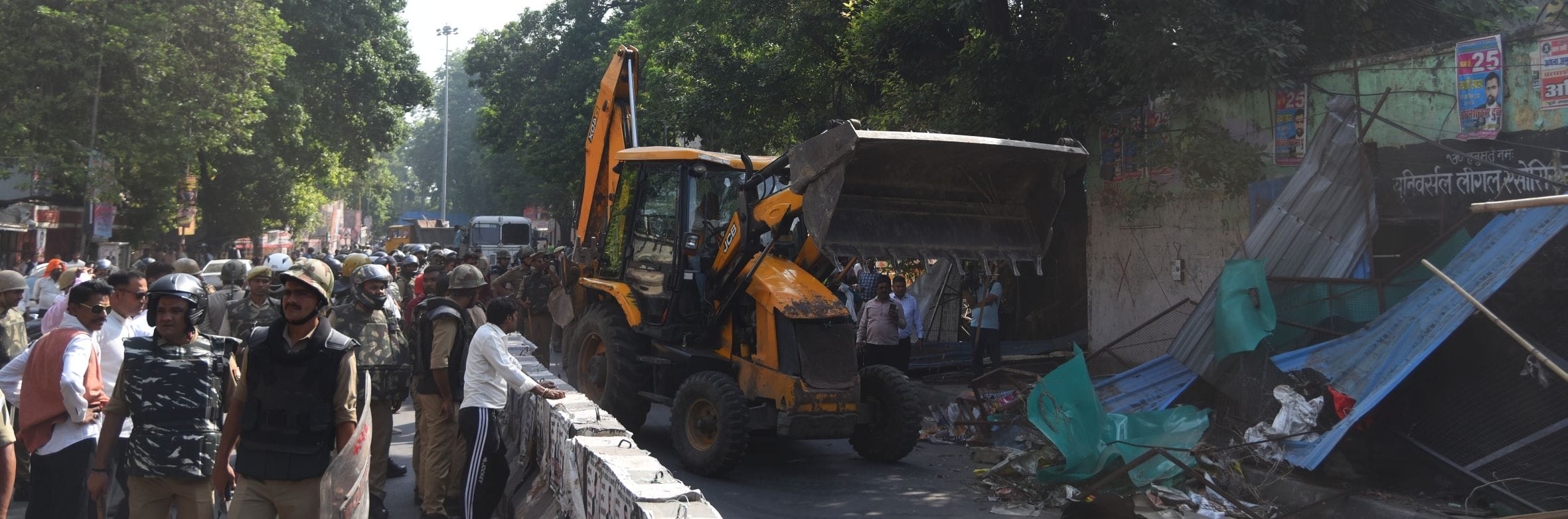 वकीलों के अवैध चैंबर तोड़े गए। वकीलों ने कार्रवाई का विरोध किया। वकीलों के अवैध चैंबर तोड़े गए। वकीलों ने कार्रवाई का विरोध किया।