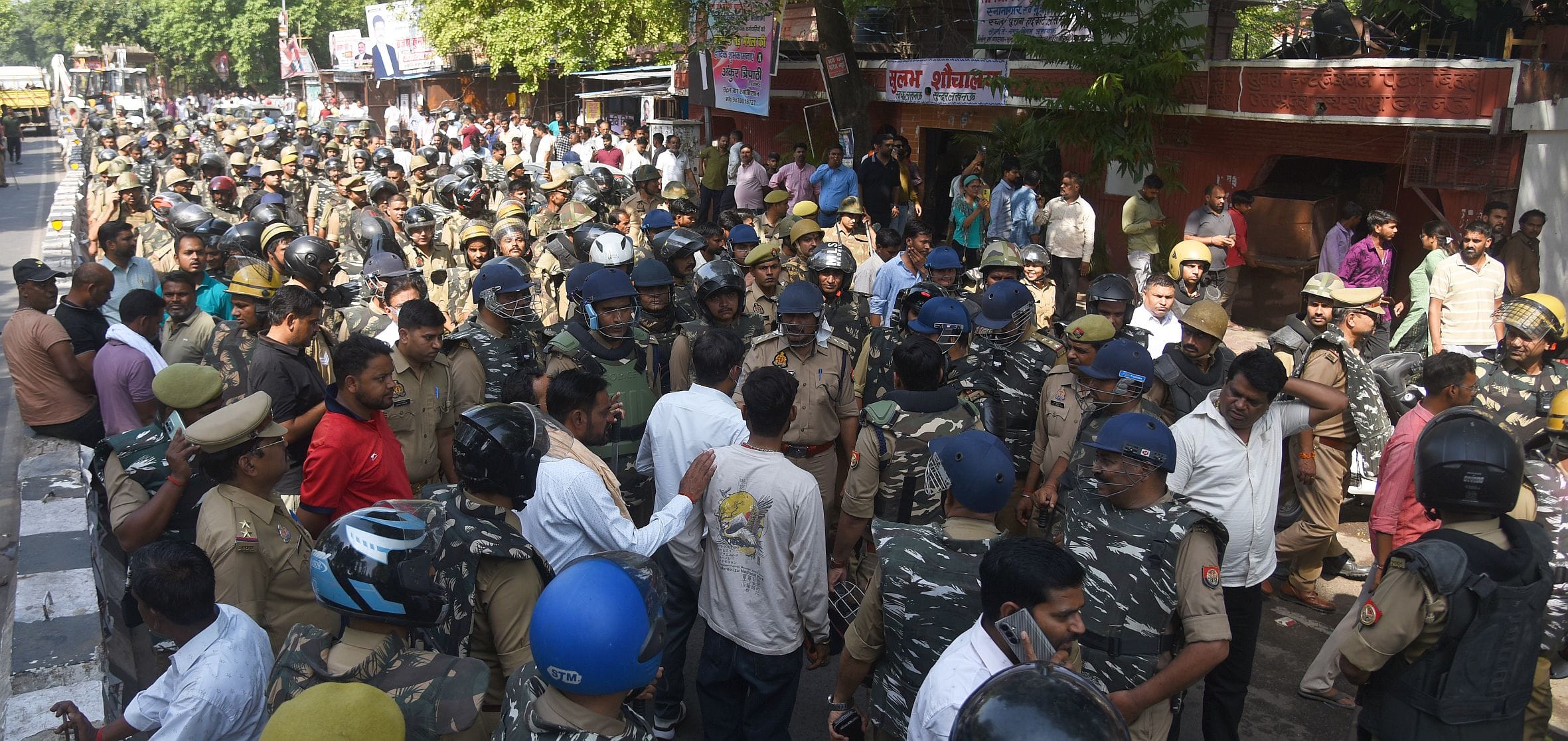 वकीलों के अवैध चैंबर तोड़े गए। वकीलों ने कार्रवाई का विरोध किया। वकीलों के अवैध चैंबर तोड़े गए। वकीलों ने कार्रवाई का विरोध किया।