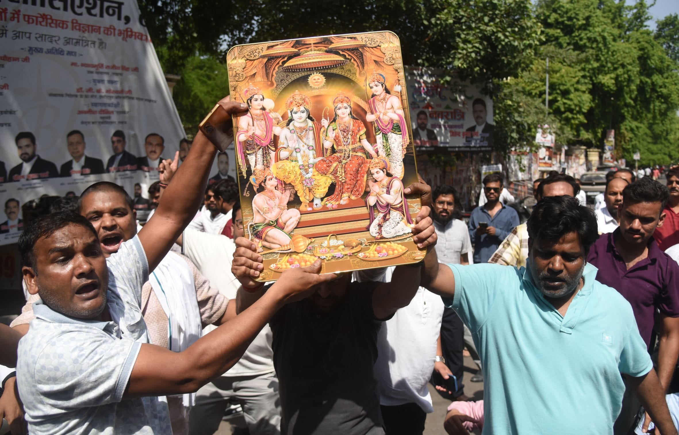 वकीलों के अवैध चैंबर तोड़े गए। वकीलों ने कार्रवाई का विरोध किया। वकीलों के अवैध चैंबर तोड़े गए। वकीलों ने कार्रवाई का विरोध किया।