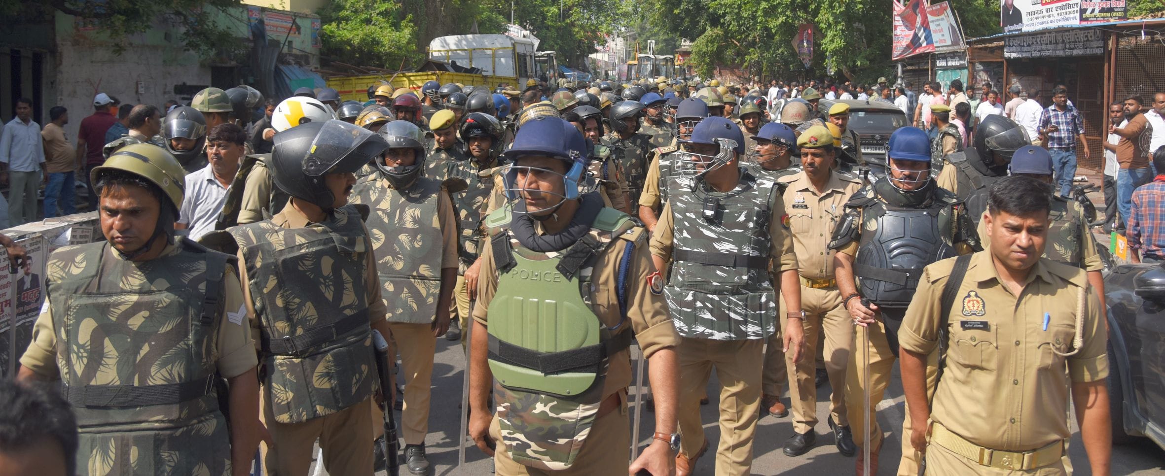 वकीलों के अवैध चैंबर तोड़े गए। वकीलों ने कार्रवाई का विरोध किया। वकीलों के अवैध चैंबर तोड़े गए। वकीलों ने कार्रवाई का विरोध किया।