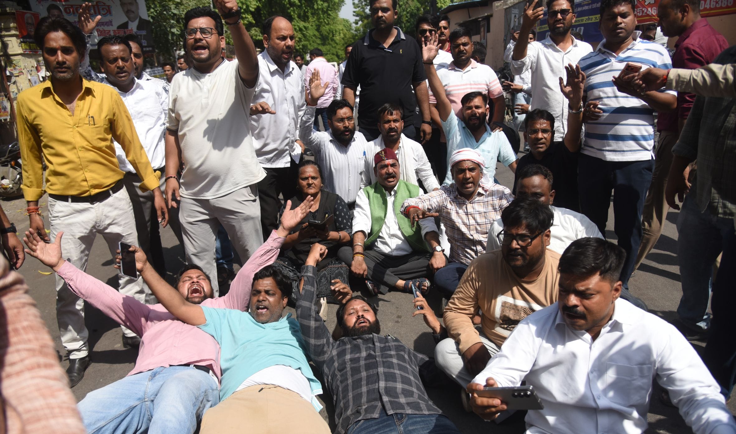वकीलों के अवैध चैंबर तोड़े गए। वकीलों ने कार्रवाई का विरोध किया। वकीलों के अवैध चैंबर तोड़े गए। वकीलों ने कार्रवाई का विरोध किया।