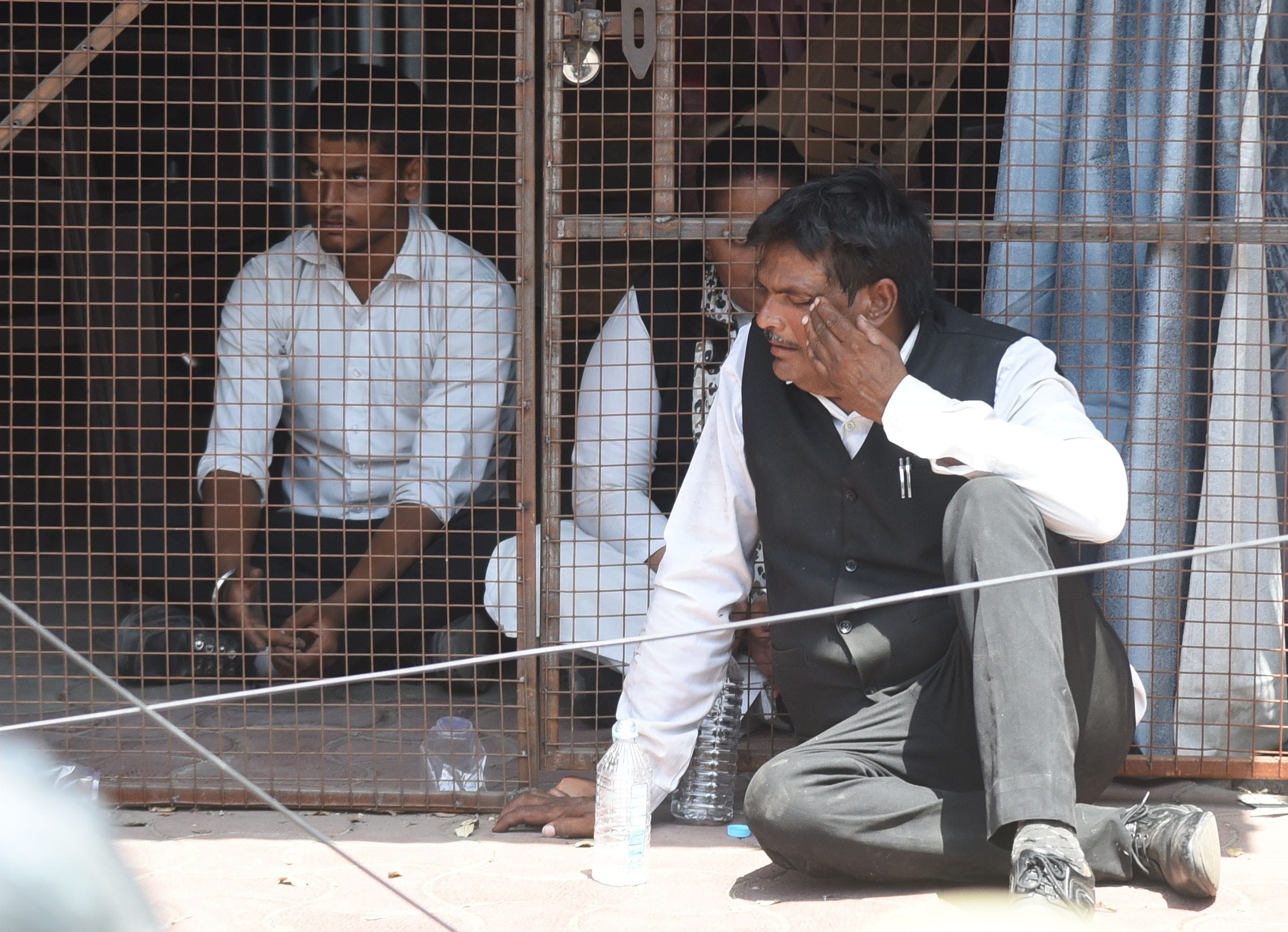 वकीलों के अवैध चैंबर तोड़े गए। वकीलों ने कार्रवाई का विरोध किया। वकीलों के अवैध चैंबर तोड़े गए। वकीलों ने कार्रवाई का विरोध किया।