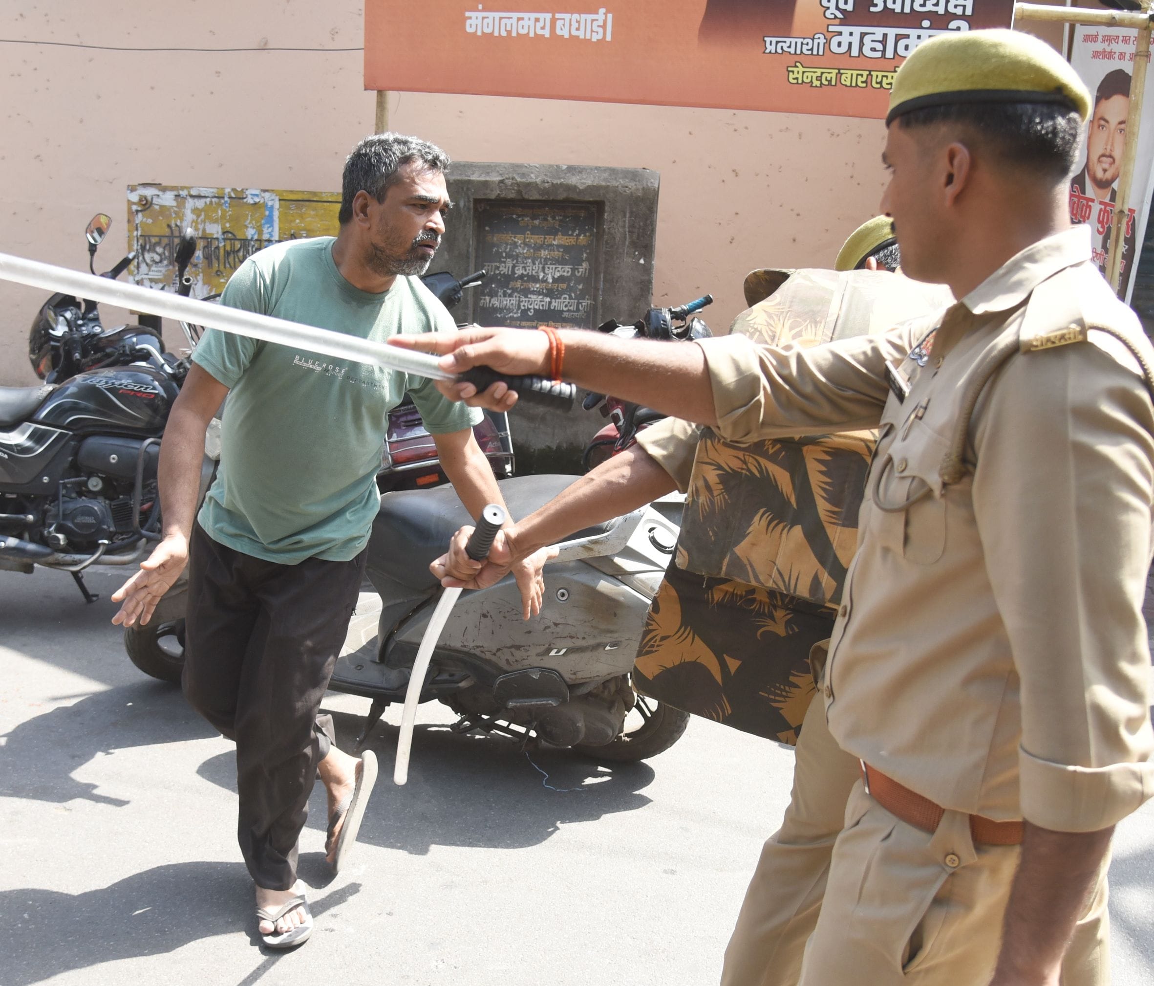 वकीलों के अवैध चैंबर तोड़े गए। वकीलों ने कार्रवाई का विरोध किया। वकीलों के अवैध चैंबर तोड़े गए। वकीलों ने कार्रवाई का विरोध किया।