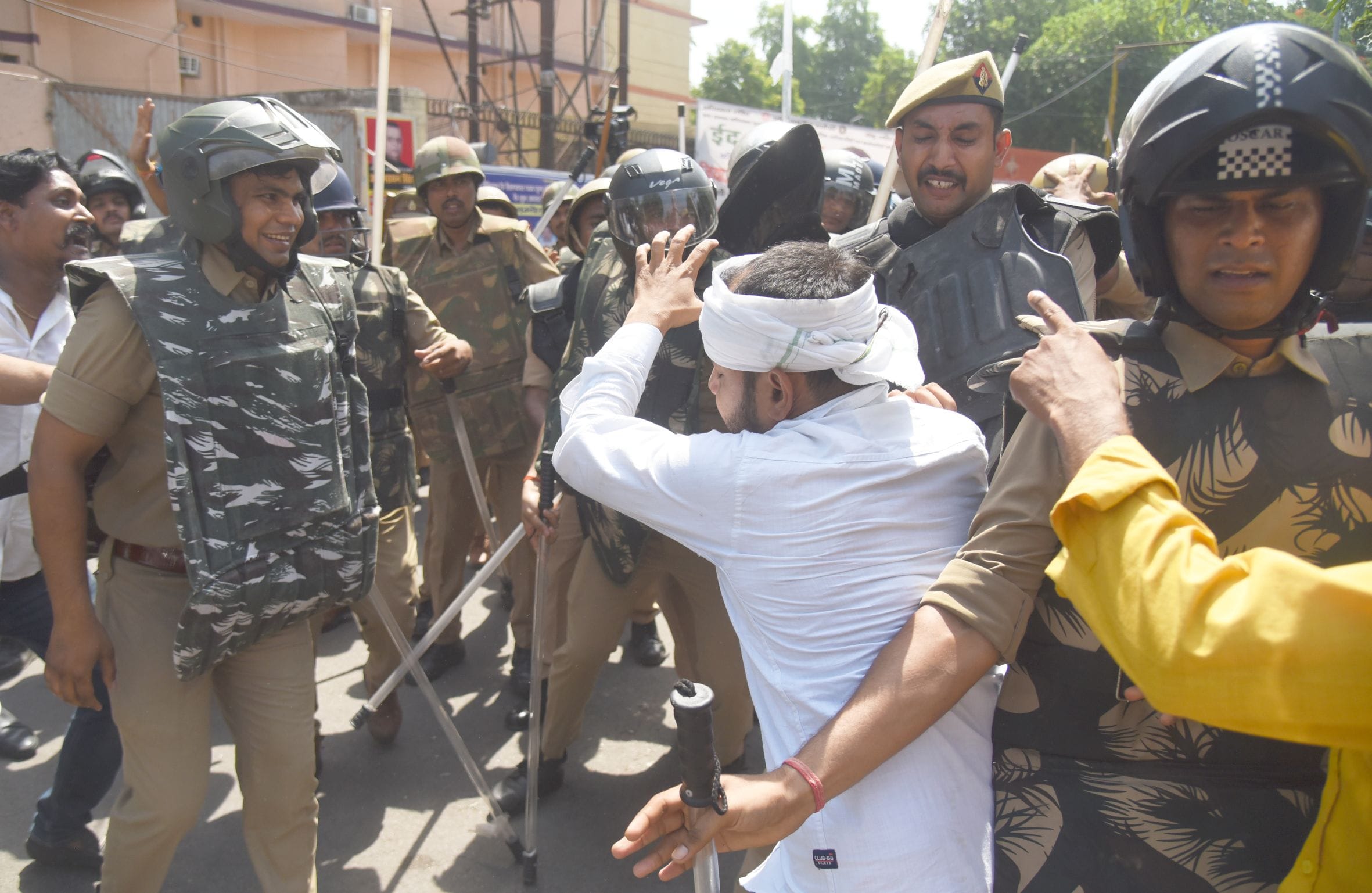 वकीलों के अवैध चैंबर तोड़े गए। वकीलों ने कार्रवाई का विरोध किया। वकीलों के अवैध चैंबर तोड़े गए। वकीलों ने कार्रवाई का विरोध किया।