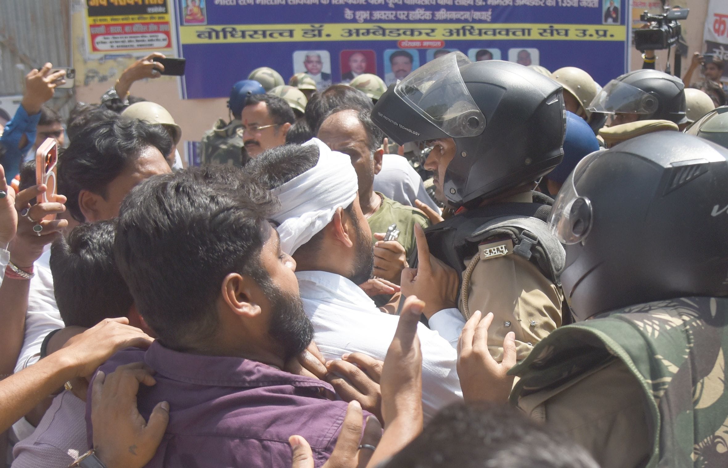 वकीलों के अवैध चैंबर तोड़े गए। वकीलों ने कार्रवाई का विरोध किया। वकीलों के अवैध चैंबर तोड़े गए। वकीलों ने कार्रवाई का विरोध किया।
