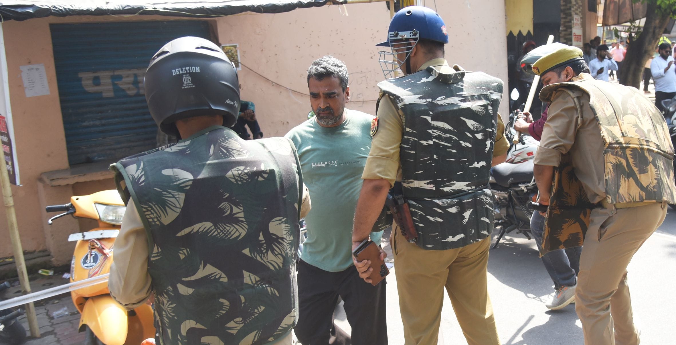वकीलों के अवैध चैंबर तोड़े गए। वकीलों ने कार्रवाई का विरोध किया। वकीलों के अवैध चैंबर तोड़े गए। वकीलों ने कार्रवाई का विरोध किया।